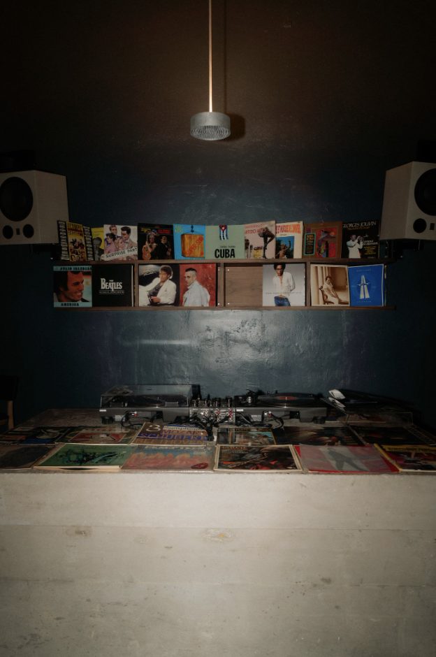 Tocadiscos y vinilos en el speakeasy